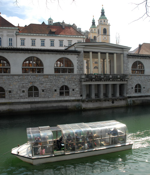 Turisticki brodic na Ljubljanici