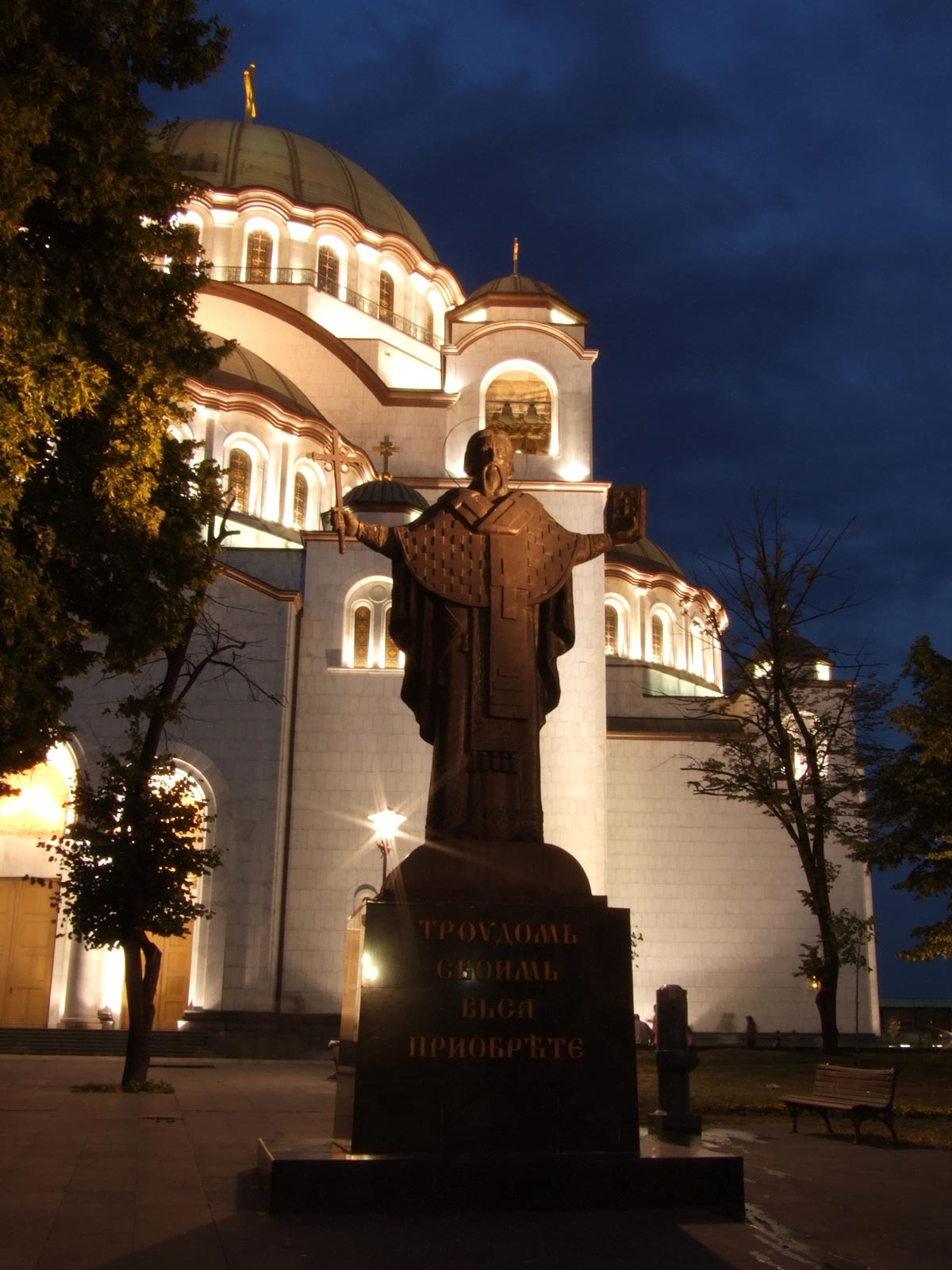 Sveti Sava, spomenik ispred hrama