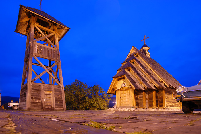 Crkva Svetog Save i drveni zvonik Mećavnika.