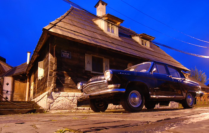Crni Oldtajmer, parkiran u ulici Nikole Tesle u Drvengradu