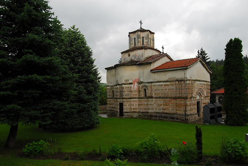 Crkva manastira Veluća pripada Moravskoj školi i ima osnovu sažetog trikonhosa sa kvadratnim narteksom, kupolom smeštenom na lukovima koji počivaju na pilastrima i apsidama, koje su sa unutrašnje strane polukružne, a sa spoljašnje petostrane. 