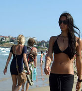 Moderna devojka na plazi u Nesebru