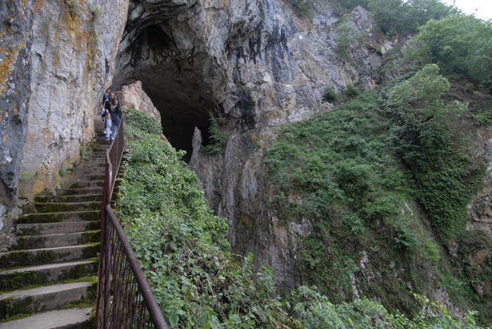 Ulaz u Potpećku pećinu