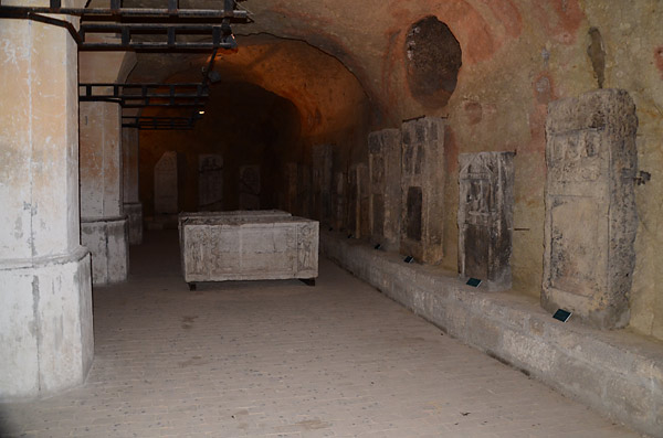 Beogradski lagumi duž čijih zidova su naređani sarkofazi i stele