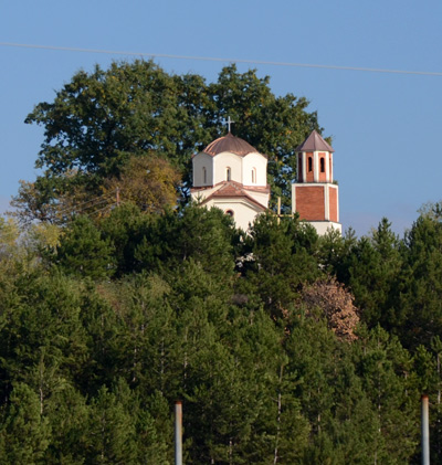 Pogled na spomenik srpska kuća, na brdu iznad Banje